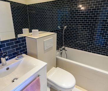 Location Appartement 4 pièces 92m² PARIS 16ème - Photo 6
