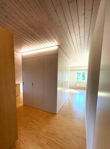 Generous 3 1/2 room penthouse apartment with renovated bathroom - Photo 5