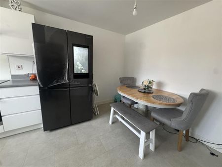 4 bedroom semi-detached house to rent - Photo 5