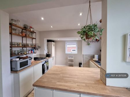 3 bedroom semi-detached house to rent - Photo 5