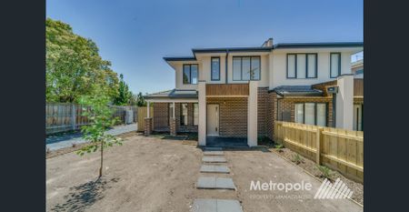 OVERSIZED TOWNHOUSE - Photo 4