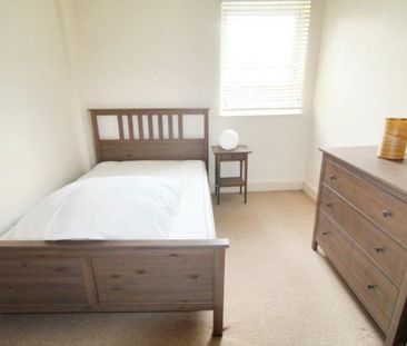 4 bedroom semi-detached house to rent - Photo 2