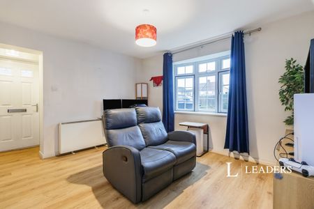 1 bedroom house to rent Cornhill Close, Addlestone, KT15 - Photo 2