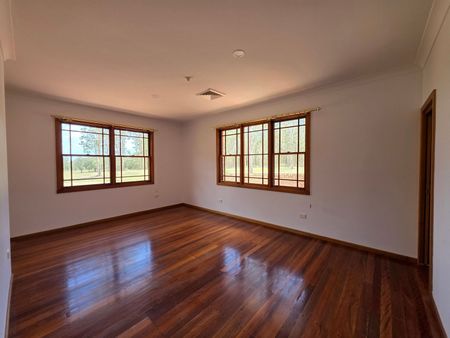 Breathtaking Valley Views – Peaceful Family Living - Photo 2