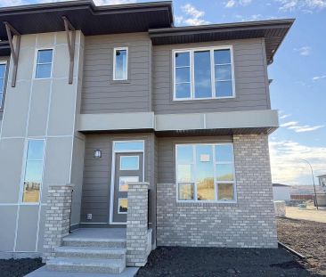 Brand new corner lot duplex with high end upgrades — 3 Bedrooms Duplex - Photo 1