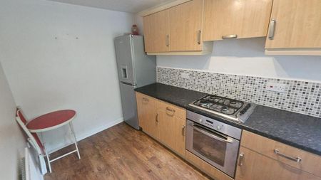 3 bedroom semi-detached house to rent - Photo 4