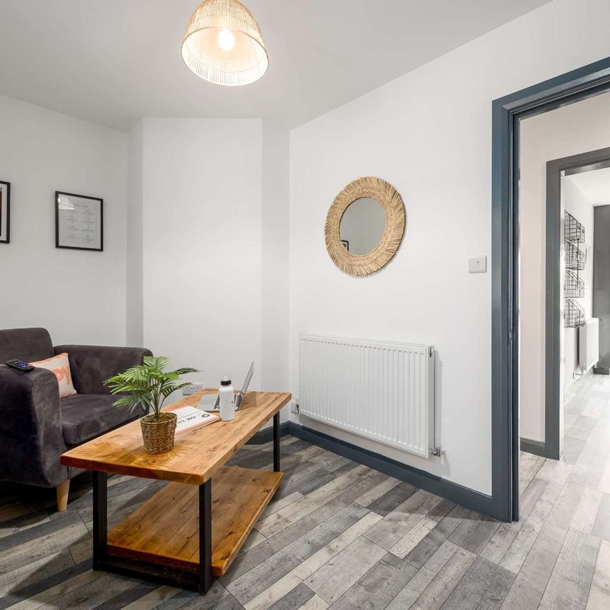 OX Living is proud to present this high-quality 8-bedroom co-living property, perfect for working professionals looking for stylish, stress-free living. Room 1 - Photo 1