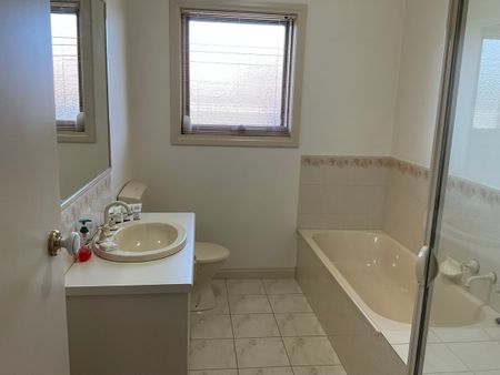 Neat Central Townhouse - Photo 4