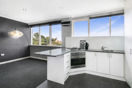 Bright One-Bedroom Apartment Close to Cafés, Parks & the Foreshore! - Photo 3