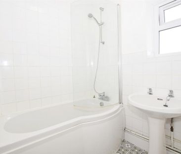 3 bedroom flat to rent - Photo 6