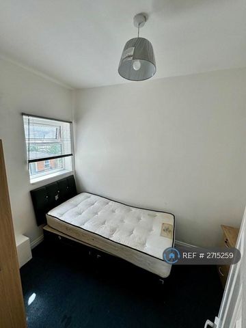 3 bedroom flat to rent - Photo 3