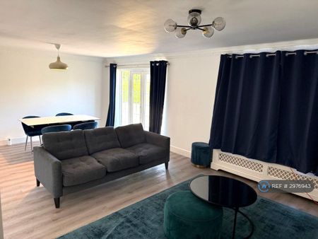 4 bedroom detached house to rent - Photo 2