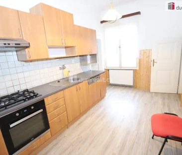 Prostorný slunný byt 4+1 ve třetím patře secesní cihlové budovy v c... - Фото 3