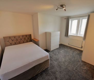 2 bedroom Flat in Alleon Court, Low Lane - Photo 4