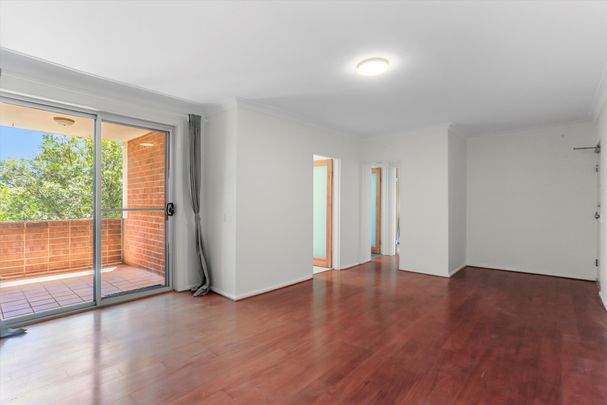 Beautifully Renovated Oversized Apartment - Freshly Painted throughout - Photo 1