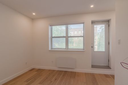 4870 Queen Mary Road - Photo 2