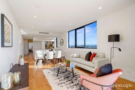 Modern 2-Bedroom Apartment with stunning Broadwater Views - Photo 3