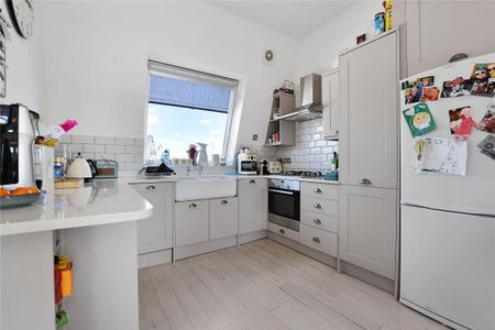 2 bedroom flat in London - Photo 3