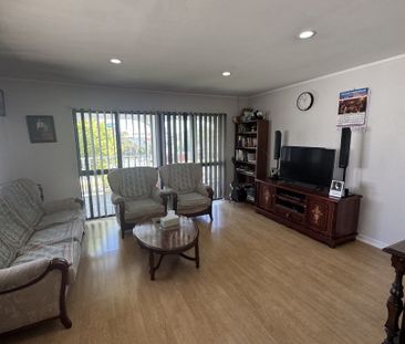 Looking for a home with great street appeal? - Photo 4