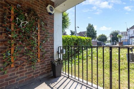 A charming, three-bedroom flat on Nightingale Lane. - Photo 4