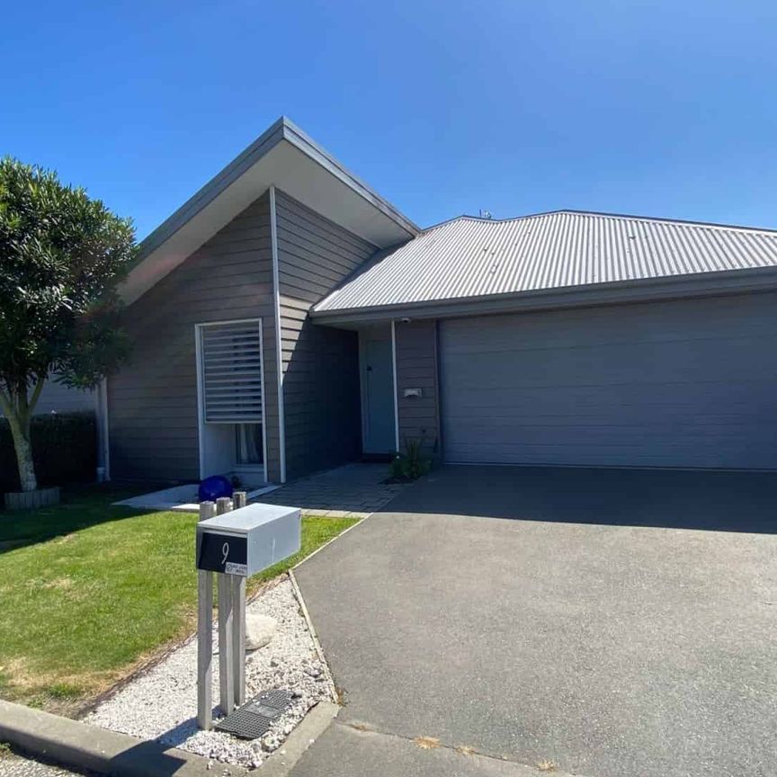 YALDHURST - THREE BEDROOMS, TWO BATHROOMS, DOUBLE GARAGE, FENCED - Photo 1