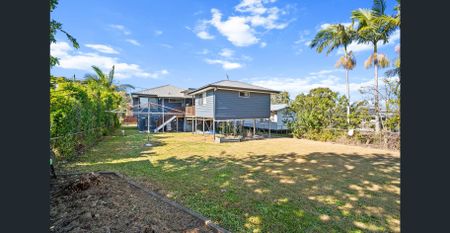 Luxurious 5-Bed Modern Residence: Perfect Blend of Style and Comfort - Photo 4