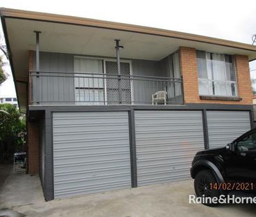 2bed 1bath renovated Beach Shack 60m to Nobbys Surf Club - Photo 5