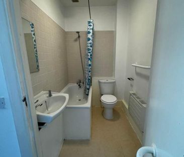1 bedroom in a house share to rent - Photo 6