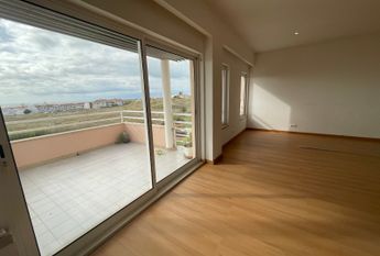Apartamento T3 com estacionamento e vista de mar em Santo Amaro de Oeiras