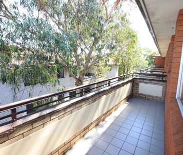 Top-floor retreat in a prized Dulwich Hill pocket - Photo 3