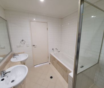Huge 3 Bedroom Apartment, Premier Location - Photo 5