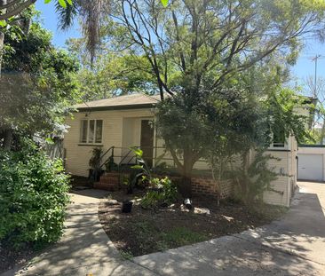 Neat 2 Bedroom Home in Convenient Location - Photo 2