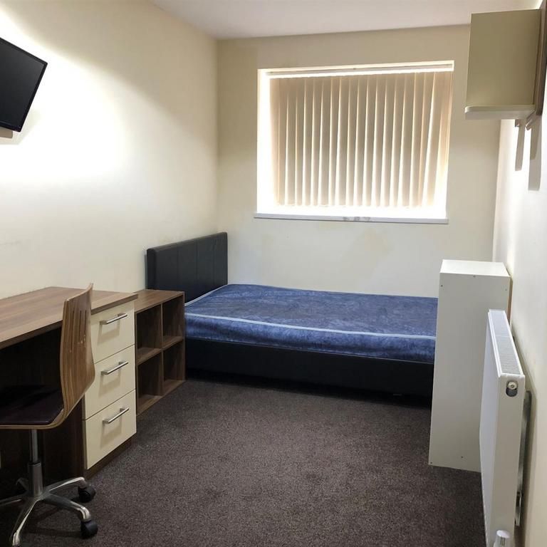 8 bedroom terraced house to rent - Photo 1