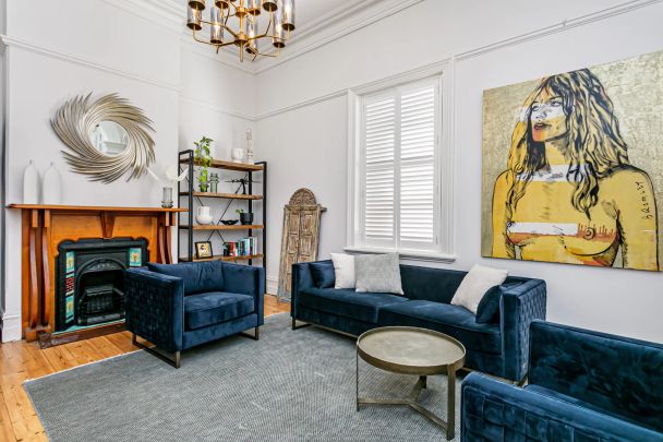 Commanding & Elegant return verandah Villa - Photo 1