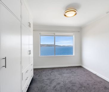 Stunning 2 Bedroom Apartment with Water Views - Photo 5