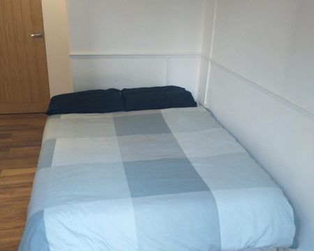 1 bedroom in a flat share to rent - Photo 2