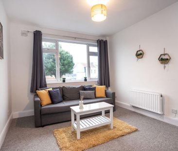 3 bedroom flat to rent - Photo 4