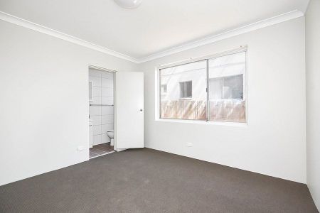 Spacious and Renovated 3 Bedroom Apartment - Photo 4