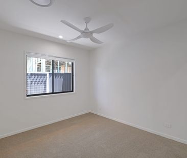 Stunning new home with ducted ac and solar! - Photo 2