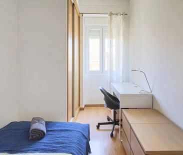 Room in a shared 6-bedroom apartment for rent in Lisbon - Photo 2