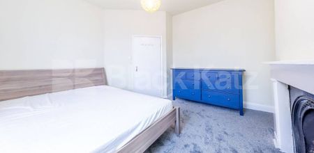 Beautiful one bedroom set in a period conversion - Photo 3