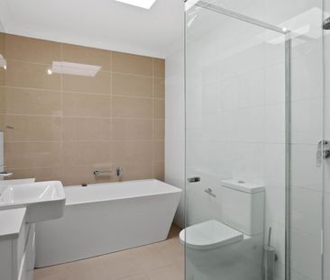 Townhouse Style One Bedroom in Whisper Quiet Street + Secure Parking - Photo 4