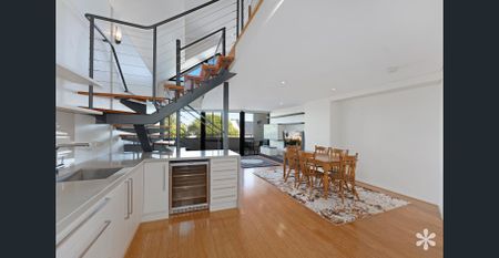 Sophisticated Apartment in Great Location - Photo 2