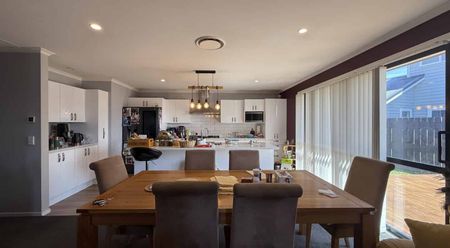 Luxury & Comfort - 4 Bedroom house - Photo 3