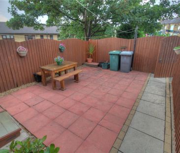 St Johns View, Batley, WF17 - Photo 5