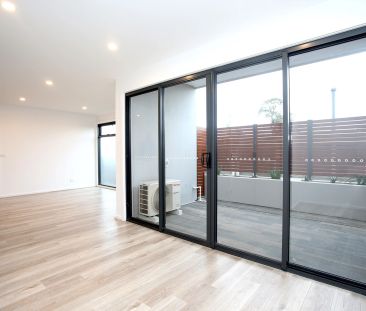 EXECUTIVE STYLE LIVING OPPOSITE SOUTHLAND! - Photo 2