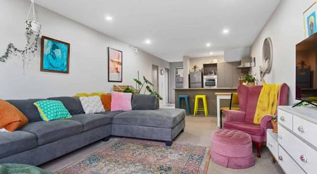 Modern 3 Bedroom Townhouse in Great Location - Photo 3