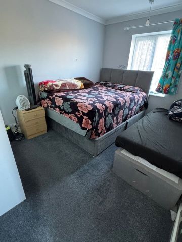 3 Bed Semi-Detached House, Abbey Drive, LU2 - Photo 4