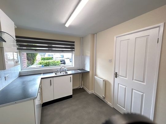 Mid Town House to Rent in Leek - Photo 1