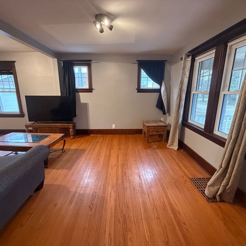 For Lease - 6226 Pine Grove Avenue, Niagara Falls, Ontario - Photo 1